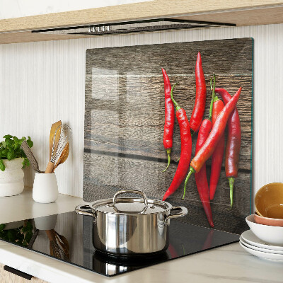 Skleněná krájecí deska Chilli papričky na dřevěném pozadí