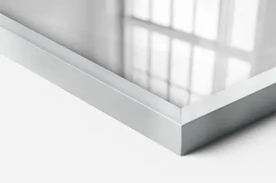 Nástěnné zrcadlo ve stříbrném rámu minimalistické provedení