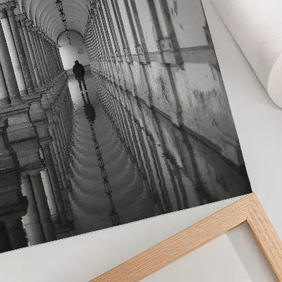 Nástěnný plakát s motivem monochromatické symetrie architektury