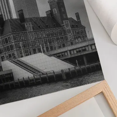 Dekorativní plakát výškové budovy s historickou architekturou v barevném kontrastu