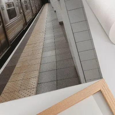 Plakát moderní nástupiště metra v dynamickém architektonickém prostoru