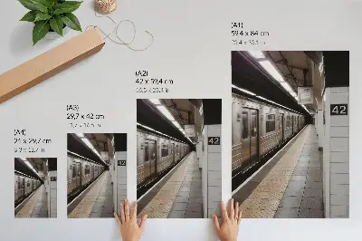 Plakát moderní nástupiště metra v dynamickém architektonickém prostoru