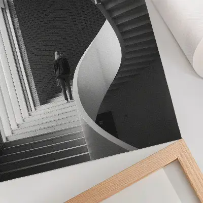 Plakát na zeď točité schodiště z cihel v minimalistickém kontrastním stylu