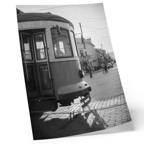 Dekorativní plakát černobílá tramvaj v centru města