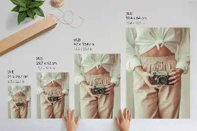 Nástěnný plakát osoba s retro fotoaparátem v elegantním světlém oblečení