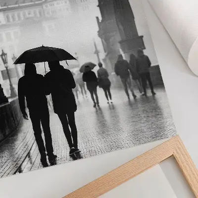 Plakát na zeď procházka v dešti s historickou architekturou a párem
