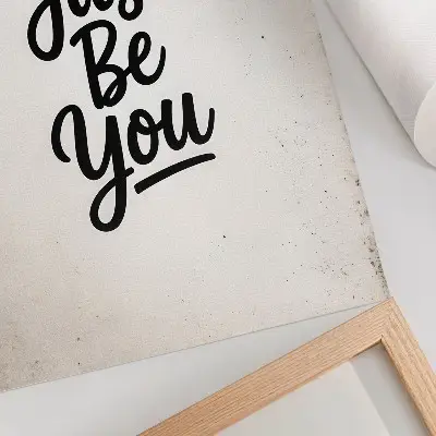 Plakát v minimalistickém černobílém stylu s motivačním motivem