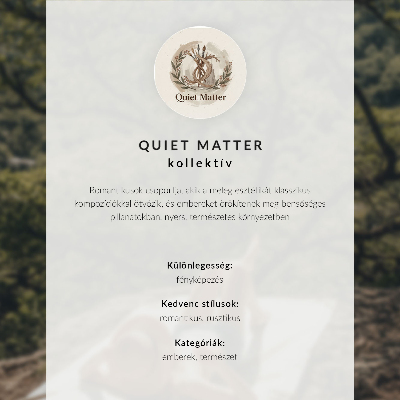 Dekorativní plakát Relaxace na skále, zelené stromy, klobouk, příroda