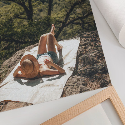 Dekorativní plakát Relaxace na skále, zelené stromy, klobouk, příroda