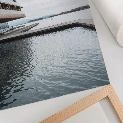 Plakát na zeď moderní budova u vody v minimalistickém stylu ze dřeva a skla