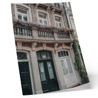 Plakátový obraz květiny na balkóně s cihlovou fasádou v klasickém stylu