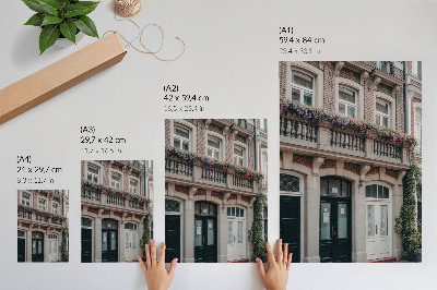 Plakátový obraz Květiny na balkóně, cihlová fasáda, klasický styl