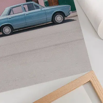 Plakátový obraz klasické auto u pastelových budov s retro kouzlem