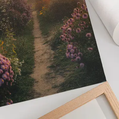 Dekorativní plakát okouzlující zahradní cesta s květinami v ranní mlze