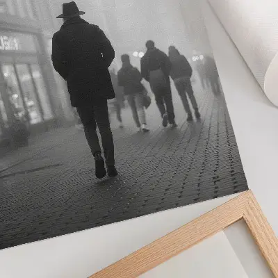 Dekorativní plakát postava v klobouku v mlze s deštníky v tajemném stylu