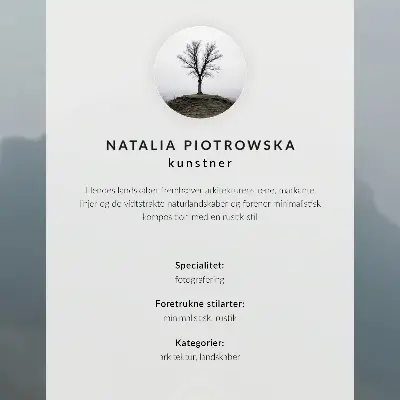Plakátový obraz žlutý dům v mlhavých horách s klidnou atmosférou