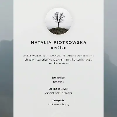 Plakátový obraz žlutý dům v mlhavých horách s klidnou atmosférou