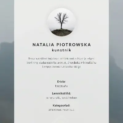 Plakátový obraz žlutý dům v mlhavých horách s klidnou atmosférou