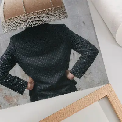 Plakát rafinované stínidlo, elegantní oblek a kontrast textur