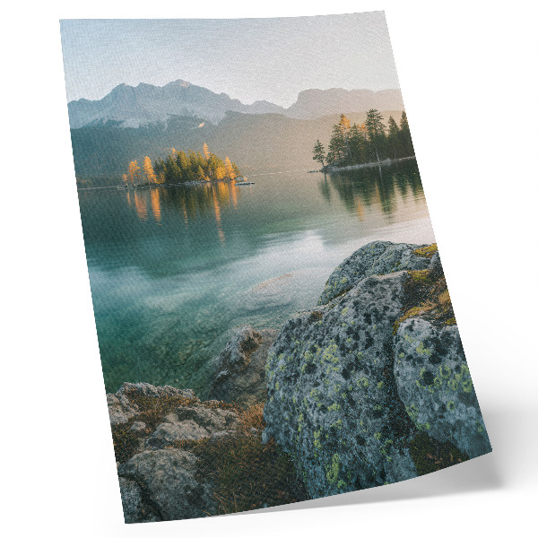 Dekorativní plakát Hory, jezero, ostrov, mlhavé ráno