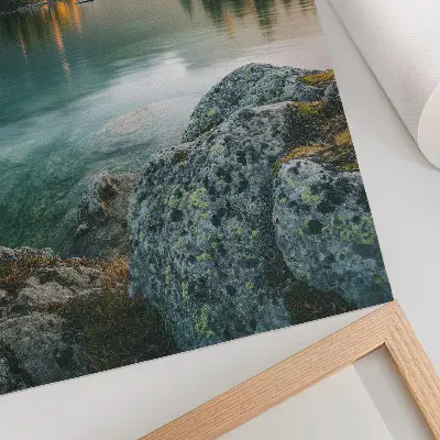Dekorativní plakát hory s jezerem a ostrovem v mlhavém ránu