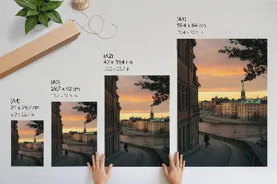 Plakát na zeď historické budovy za večerní klidné atmosféry