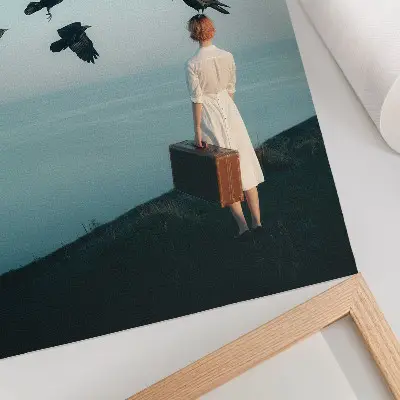 Plakát surrealistický obraz žena s kufrem na pozadí oblohy s ptáky