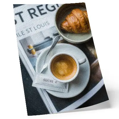 Plakát černobílé zátiší s kávou a croissantem v elegantním relaxačním stylu