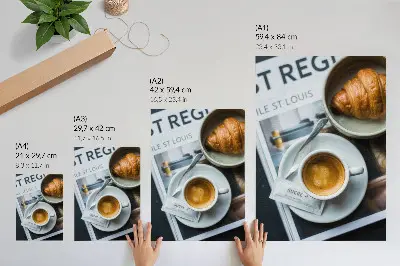 Plakát černobílé zátiší s kávou a croissantem v elegantním relaxačním stylu