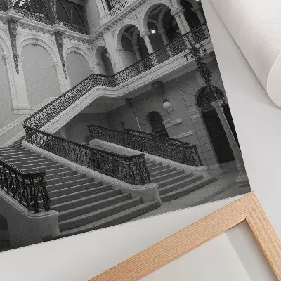 Dekorativní plakát schodiště s velkými okny a vysokými stropy