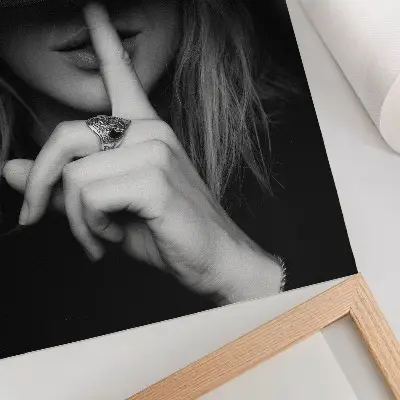 Nástěnný plakát tajemná postava v klobouku vyjadřující ticho a něhu