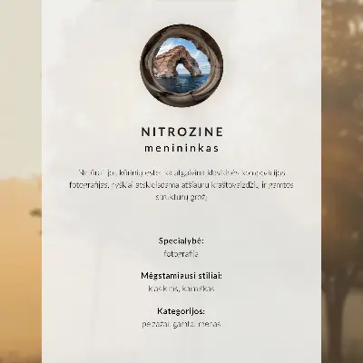 Plakát dřevěná cesta v lese s podzimními barvami stromů