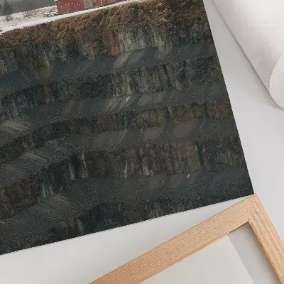 Dekorativní plakát stodola u svahu se zimní krajinou, lesem a mlhou