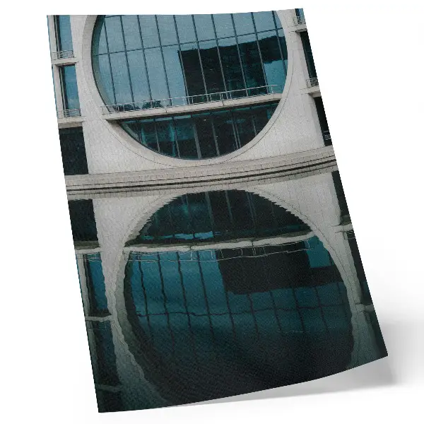 Plakát moderní architektura se skleněným odrazem budovy