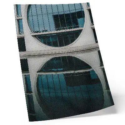 Plakát moderní architektura se skleněným odrazem budovy