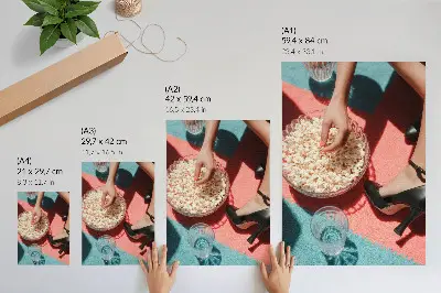 Dekorativní plakát s motivem elegantní postavy u barevného koberce a popcornu