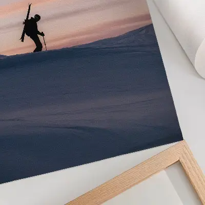 Plakát na zeď lyžař v zimní krajině proti růžové obloze