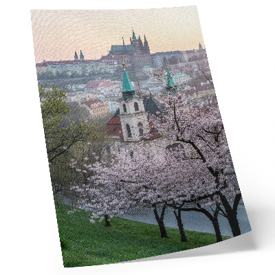 Plakát na zeď Město na jaře je plné kvetoucích stromů a kostelních věží