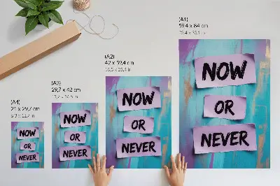 Plakát s dynamickými kontrasty, výraznou typografií a v tyrkysově fialových barvách