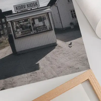 Plakát na zeď dřevěný stánek se světlými budovami v idylickém stylu