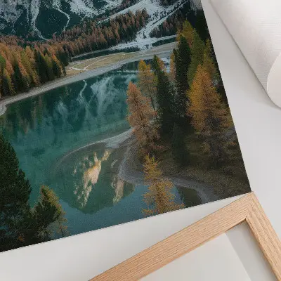 Plakát hory, les a jezero s odrazy barevných stromů
