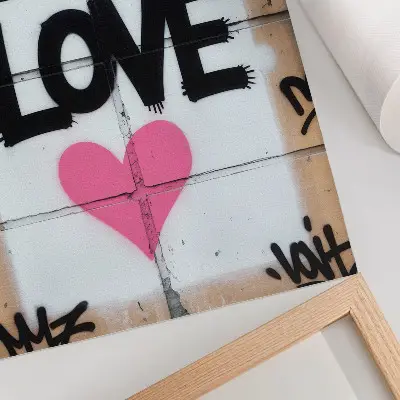 Nástěnný plakát s motivem graffiti textu srdce na betonové zdi