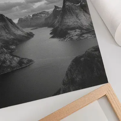 Dekorativní plakát šedé majestátní hory a klidné jezero