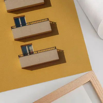 Plakát na zeď žlutá fasáda se čtyřmi balkony v minimalistickém stylu