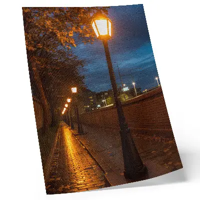 Plakátový obraz noční uliční lampy s teplou září a klidnou atmosférou