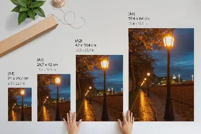 Plakátový obraz noční uliční lampy s teplou září a klidnou atmosférou