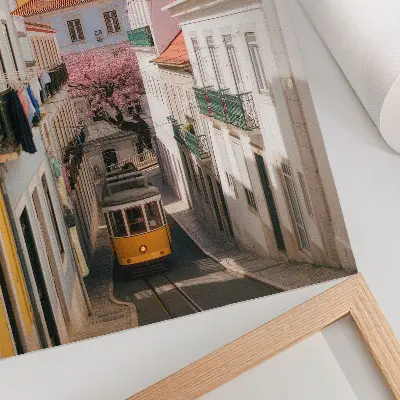 Plakát ulice s tramvají a pastelovými činžovními domy s květinami