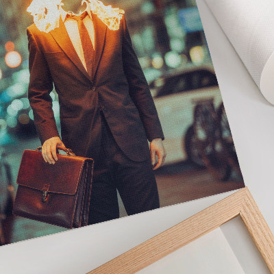 Plakátový obraz Elegantní muž s hořící hlavou ve městě
