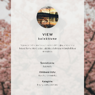 Plakát Kavárna s balkonem a výhledem na činžovní domy