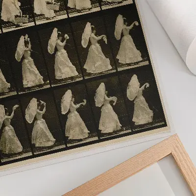Nástěnný plakát žena zvedající košík, mávající kapesníkem z roku 1887 od Eadwearda Muybridge